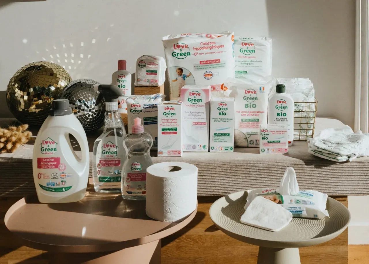 Une sélection de produits d'hygiène et d'entretien écologiques Love & Green, mettant en avant des produits recyclés pour un quotidien plus sain.