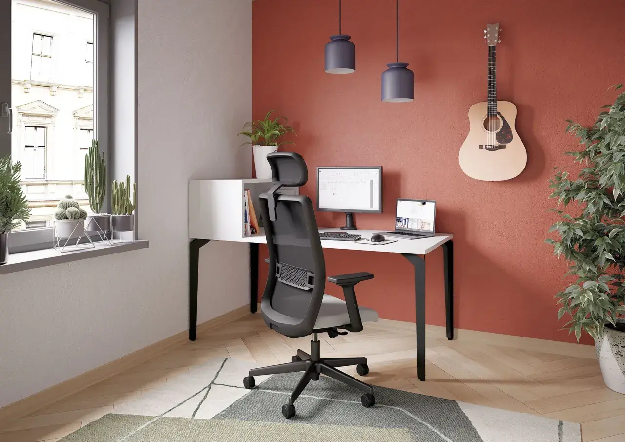 Bureau moderne avec fauteuil ergonomique, ordinateur, guitare accrochée au mur. La tendance peinture bureau s'inspire de couleurs chaudes et naturelles.