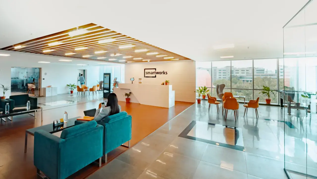 Un accueil moderne et lumineux, avec des canapés confortables et des espaces tertiaires bien aménagés, invitant à la détente et au travail.