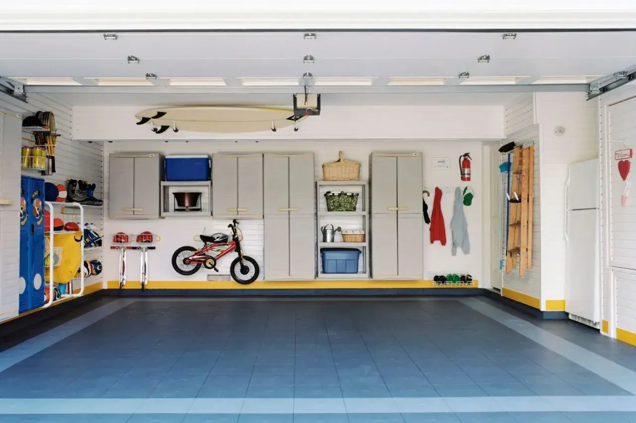 Aménagement d'atelier impeccable : surf, vélo, rangements, tout est à sa place pour un espace fonctionnel et organisé.