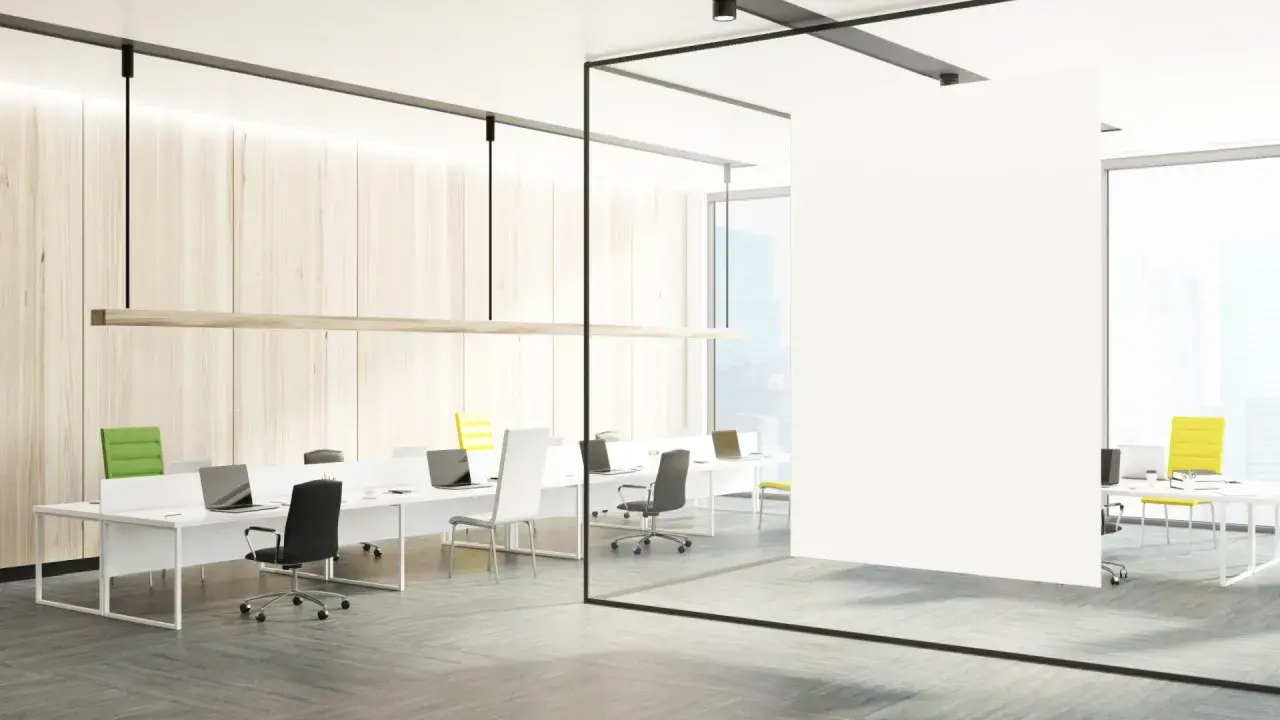 Bureau moderne avec postes de travail épurés, murs en bois clair et chaises colorées. Une tendance déco bureau professionnel qui allie fonctionnalité et esthétique.