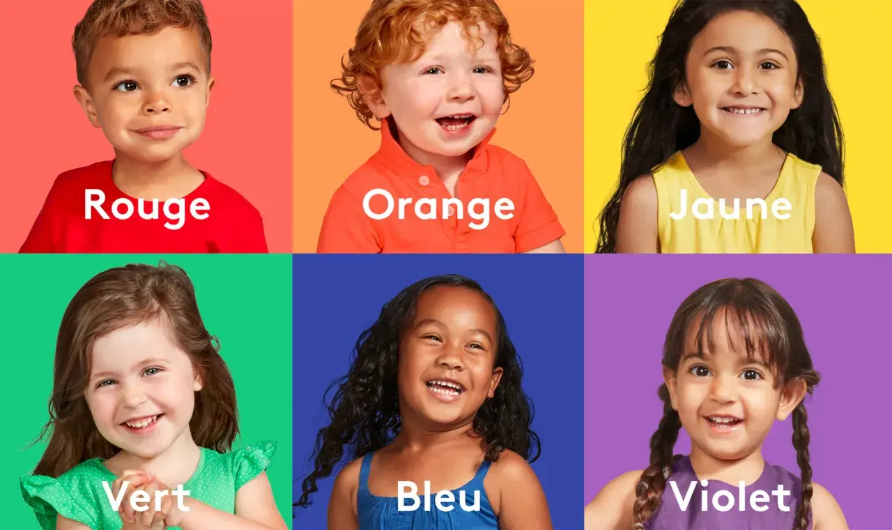 Six enfants souriants, chacun sur un fond de couleur vive. Le rouge, l'orange, le jaune, le vert, le bleu et le violet sont des couleurs favorisant l'apprentissage.
