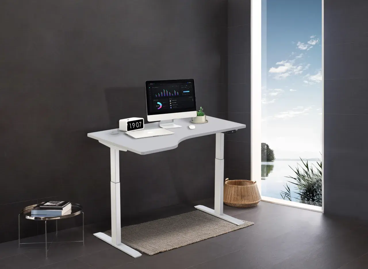 Bureau moderne avec plan de travail ergonomique, ordinateur, horloge et vue sur la nature. Une idée pour un espace de travail inspirant.
