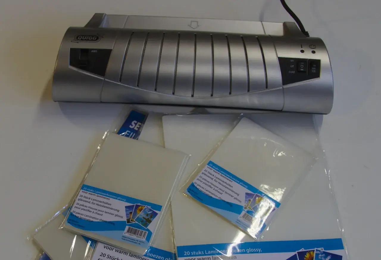 Plastifieuse Quigg avec pochettes pour plastifier à chaud. Idéal pour choisir votre plastifieuse et protéger vos documents.