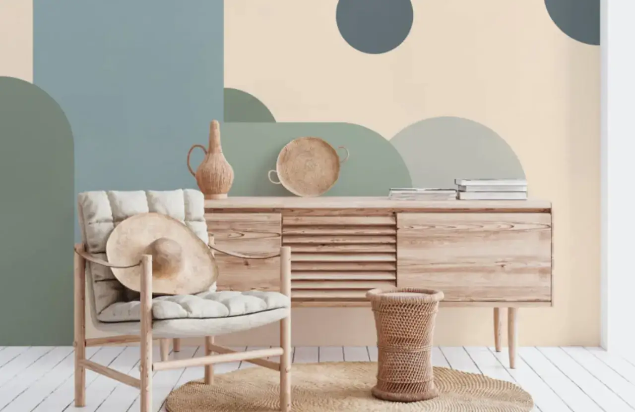 Chaise en bois avec coussins, chapeau de paille, buffet en bois, panier en rotin. Un décor doux et naturel, chaque objet inspiré de la nature.