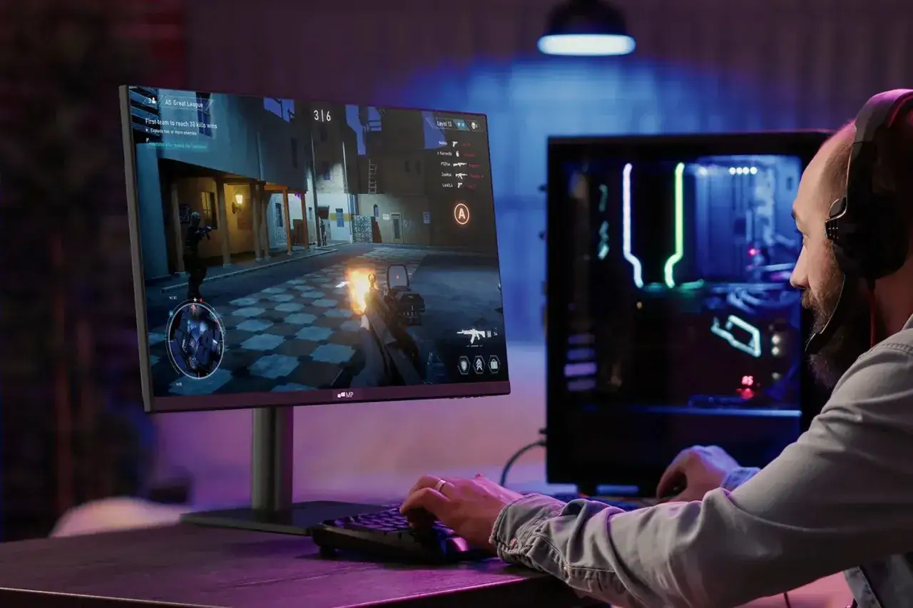 Un joueur concentr&eacute; sur son &eacute;cran gamer, profitant d'une exp&eacute;rience immersive. Bien r&eacute;gler son &eacute;cran gamer est essentiel pour la victoire.