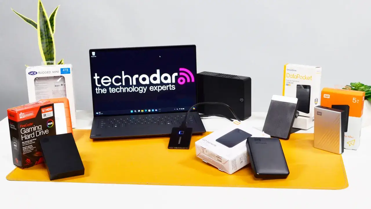 Guide pour comment choisir un disque dur externe : divers modèles de disques durs externes sont présentés, certains dans leurs boîtes, d'autres connectés à un ordinateur portable.
