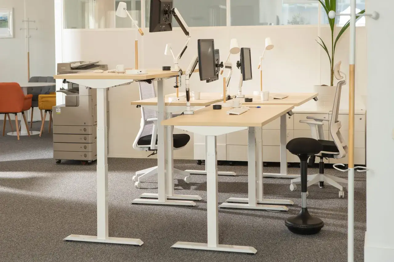 Bureau moderne avec bureaux r&eacute;glables en hauteur, une excellente id&eacute;e pour am&eacute;liorer la qualit&eacute; de vie au travail.