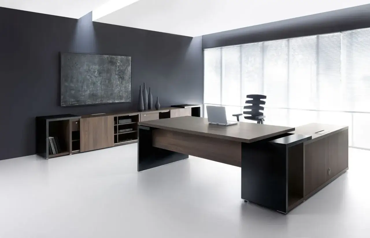 Aménagement bureau direction moderne : bureau spacieux en bois sombre, fauteuil ergonomique, rangements muraux et tableau abstrait.