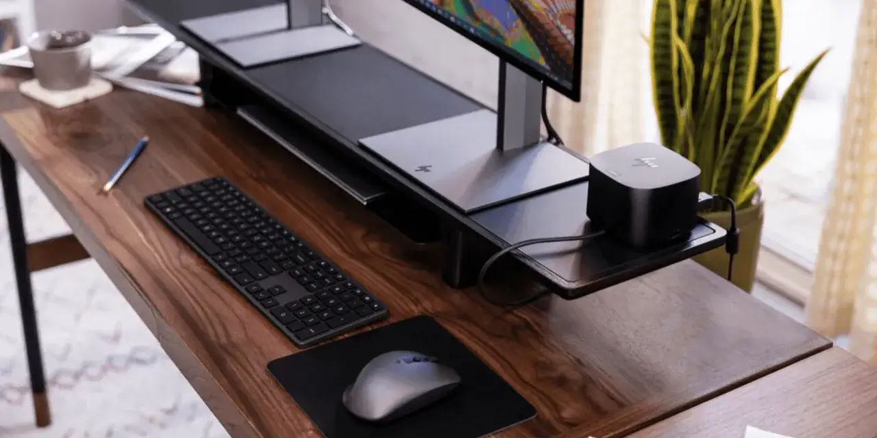 Bureau moderne avec écran, clavier, souris et station d'accueil, un accessoire indispensable pour pc portable.