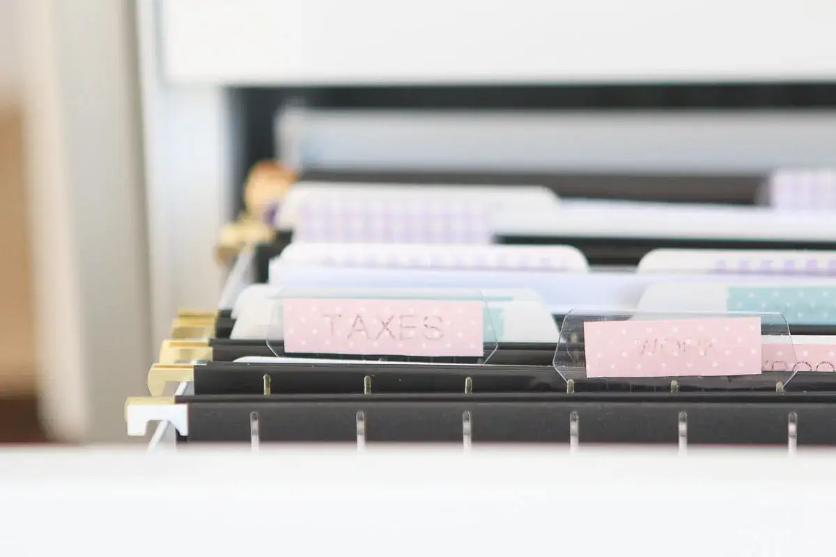Classeur organis&eacute; pour la num&eacute;risation de documents. &Eacute;tiquettes 