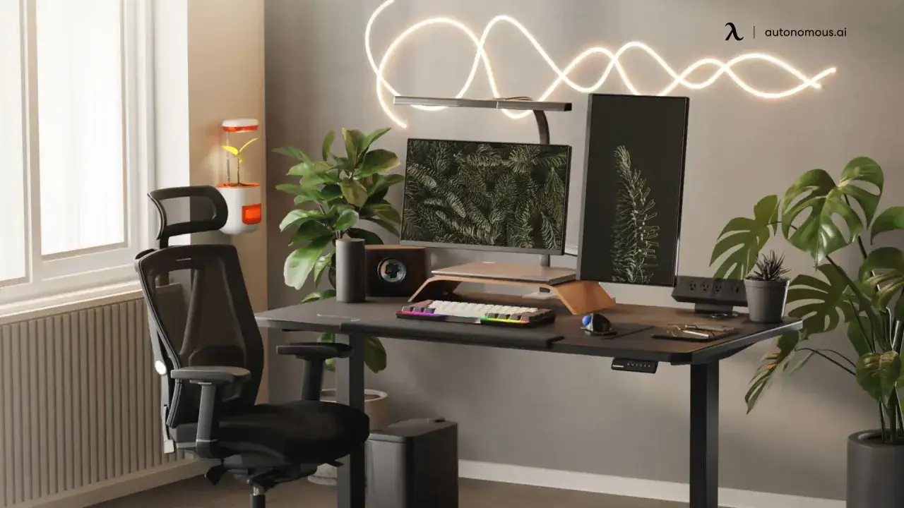 Bureau moderne avec écran, clavier lumineux, plante verte et chaise ergonomique en posture debout.