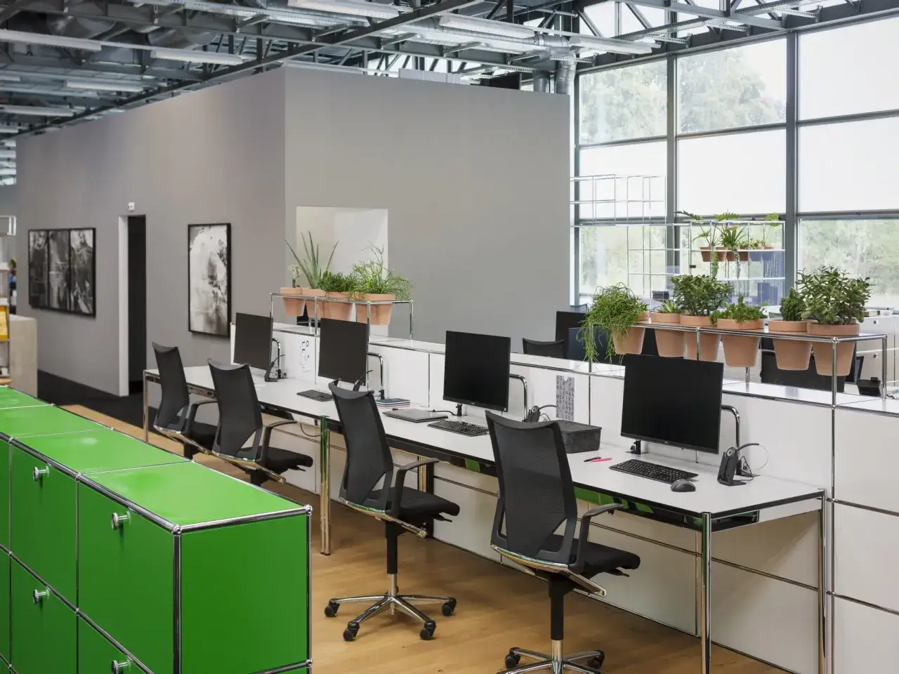 Postes de travail modernes avec plantes vertes, un aperçu du bureau de demain.