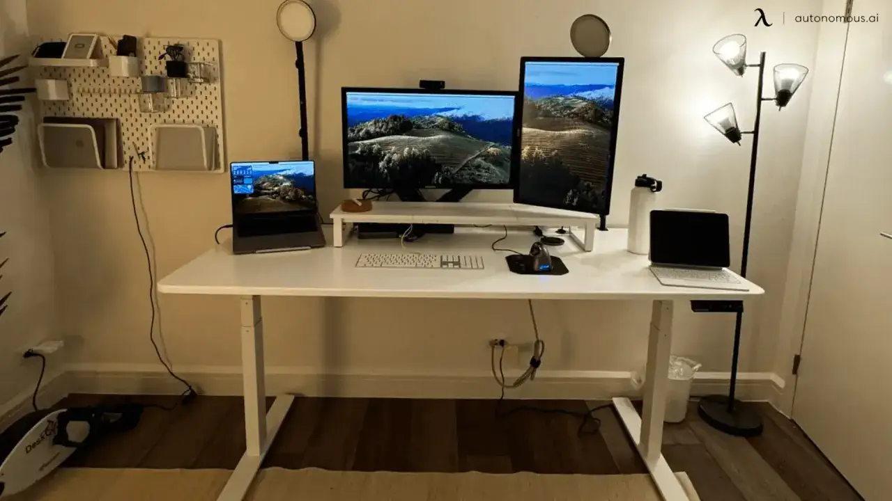 Bureau moderne avec deux &eacute;crans, un ordinateur portable et une tablette. Id&eacute;al pour savoir comment choisir un &eacute;cran d'ordinateur adapt&eacute; &agrave; votre espace.