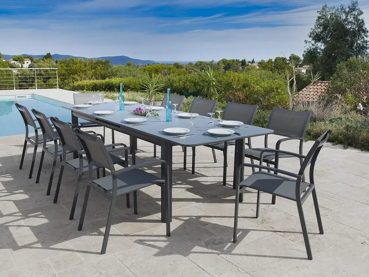 Table en aluminium avec chaises, pr&ecirc;te pour un repas en plein air. L'inconv&eacute;nient table aluminium ? Elle peut &ecirc;tre froide au toucher par temps frais.