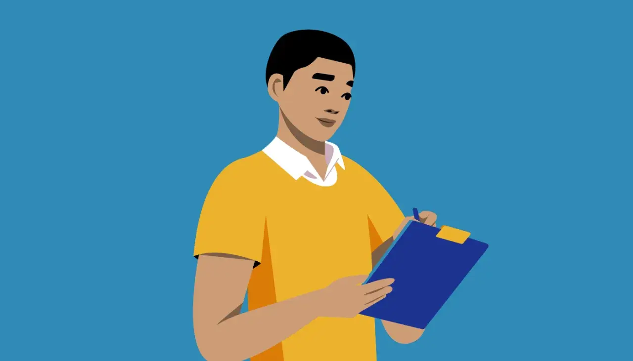 Un jeune homme en chemise jaune et col blanc prend des notes sur un bloc-notes bleu, prêt pour une réunion informelle.