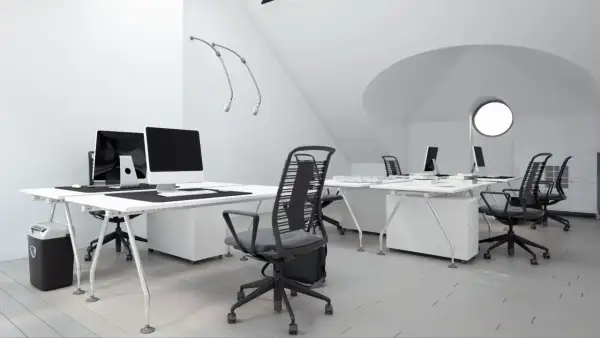 Bureau moderne avec postes de travail épurés, chaises ergonomiques et éclairage soigné, idéal pour le métier d'ergonome.