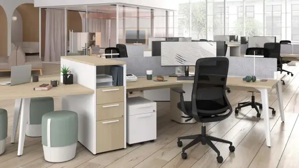 Aménagement bureau moderne avec postes de travail modulables, cloisons acoustiques grises et mobilier épuré.