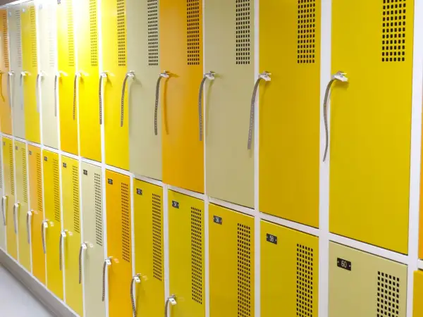 Rangée de casiers jaunes et beiges, numérotés, conformes au vestiaire code du travail.