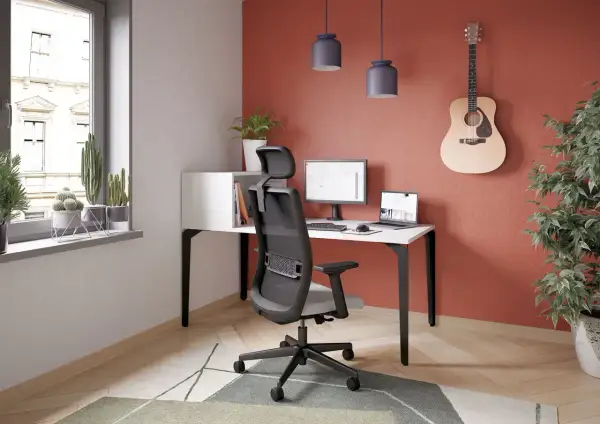 Bureau moderne avec fauteuil ergonomique, ordinateur, guitare accrochée au mur. La tendance peinture bureau s'inspire de couleurs chaudes et naturelles.