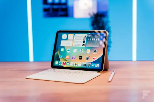 Une tablette avec clavier et stylet, illustrant la différence entre tablette et ordinateur portable pour un usage polyvalent.