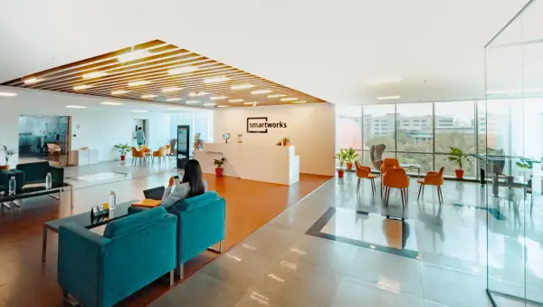 Un accueil moderne et lumineux, avec des canapés confortables et des espaces tertiaires bien aménagés, invitant à la détente et au travail.