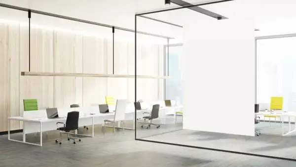 Bureau moderne avec postes de travail épurés, murs en bois clair et chaises colorées. Une tendance déco bureau professionnel qui allie fonctionnalité et esthétique.