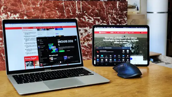 Un MacBook Air et une tablette affichent des articles de presse. La tablette ecran pc montre une image de Mars.