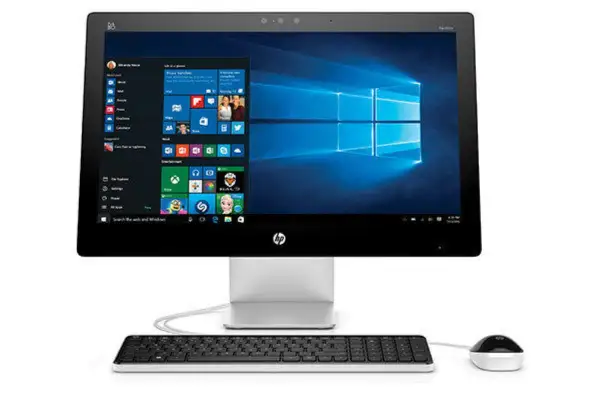 Un ordinateur pas portable, un écran HP avec Windows 10, un clavier et une souris, prêt pour le travail ou le jeu.