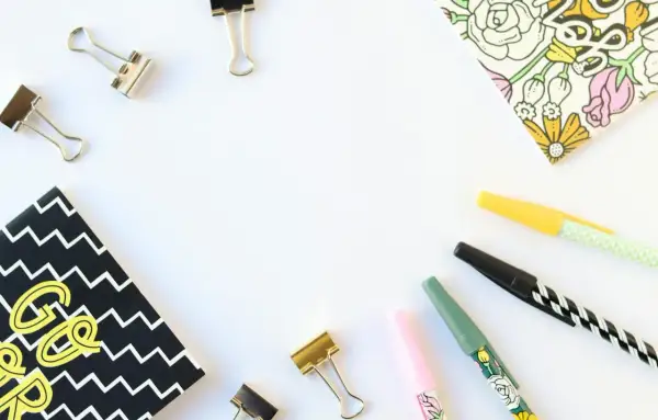 Bureau de Legami avec carnets, stylos et trombones. Prêt pour la recharge stylo Legami et la création.